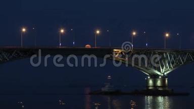 满月从桥上升起。 时间流逝。 俄罗斯萨拉托夫和恩格斯城市之间的路桥。 伏尔加河